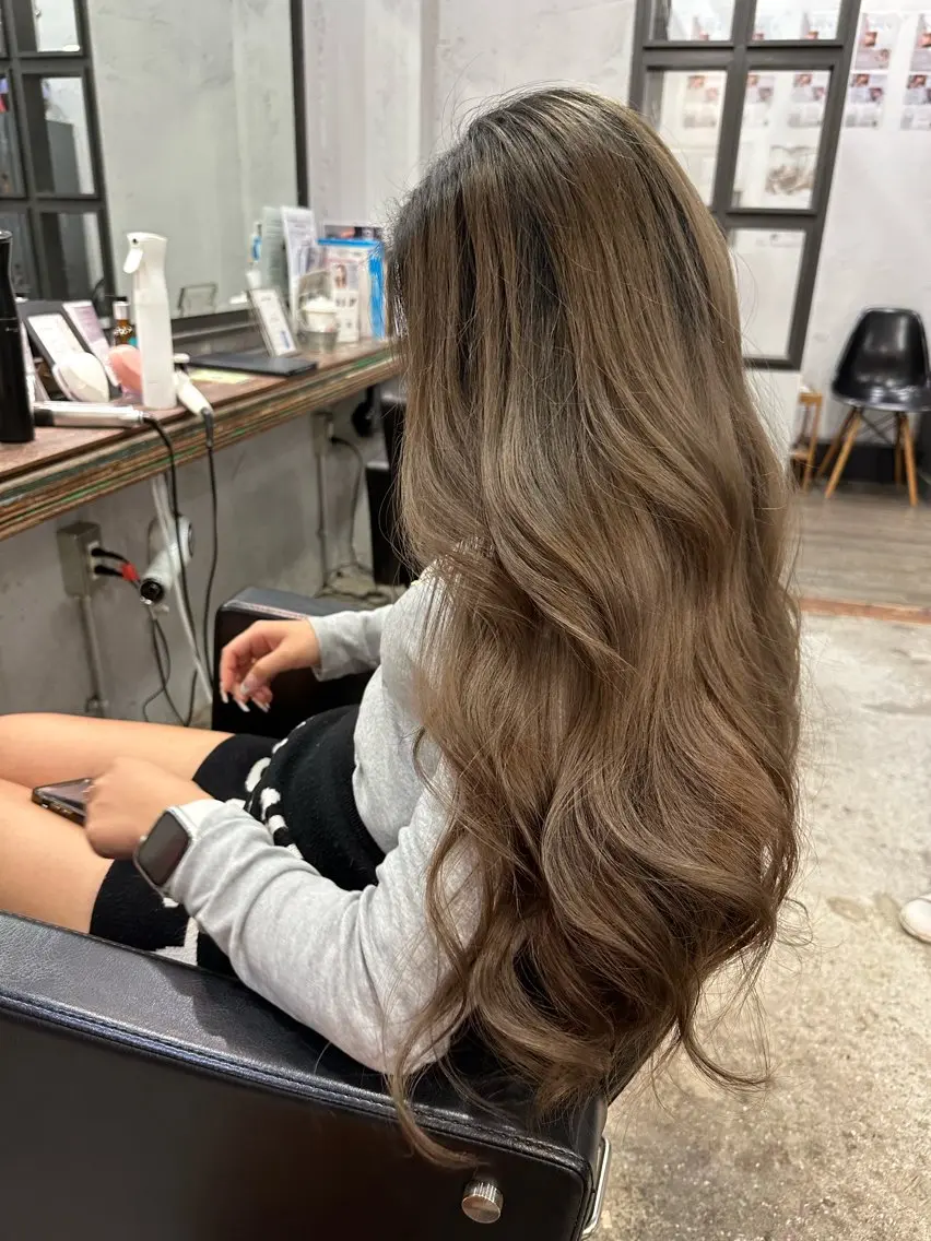 ロング カラー バレイヤージュ ブリーチ デザインカラー レイヤーカット 大内 志穂のヘアスタイル