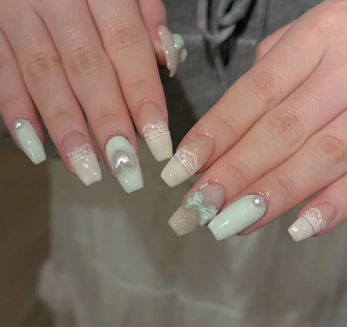 ネイル チークネイル フレンチネイル ジェルネイル ガーリー キラキラネイル ハンドネイル UM Nail Salonのネイルデザイン