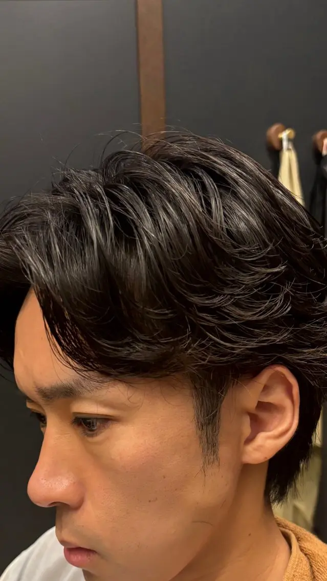 パーマ メンズ センターパート メンズパーマ カット パーマ メンズパーマ/ 大須田 倭のヘアスタイル