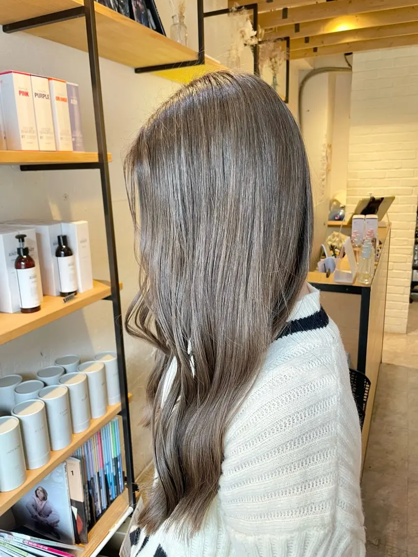 ロング カット ヘアカラー トリートメント EIGHT サイショ ミズキのヘアスタイル