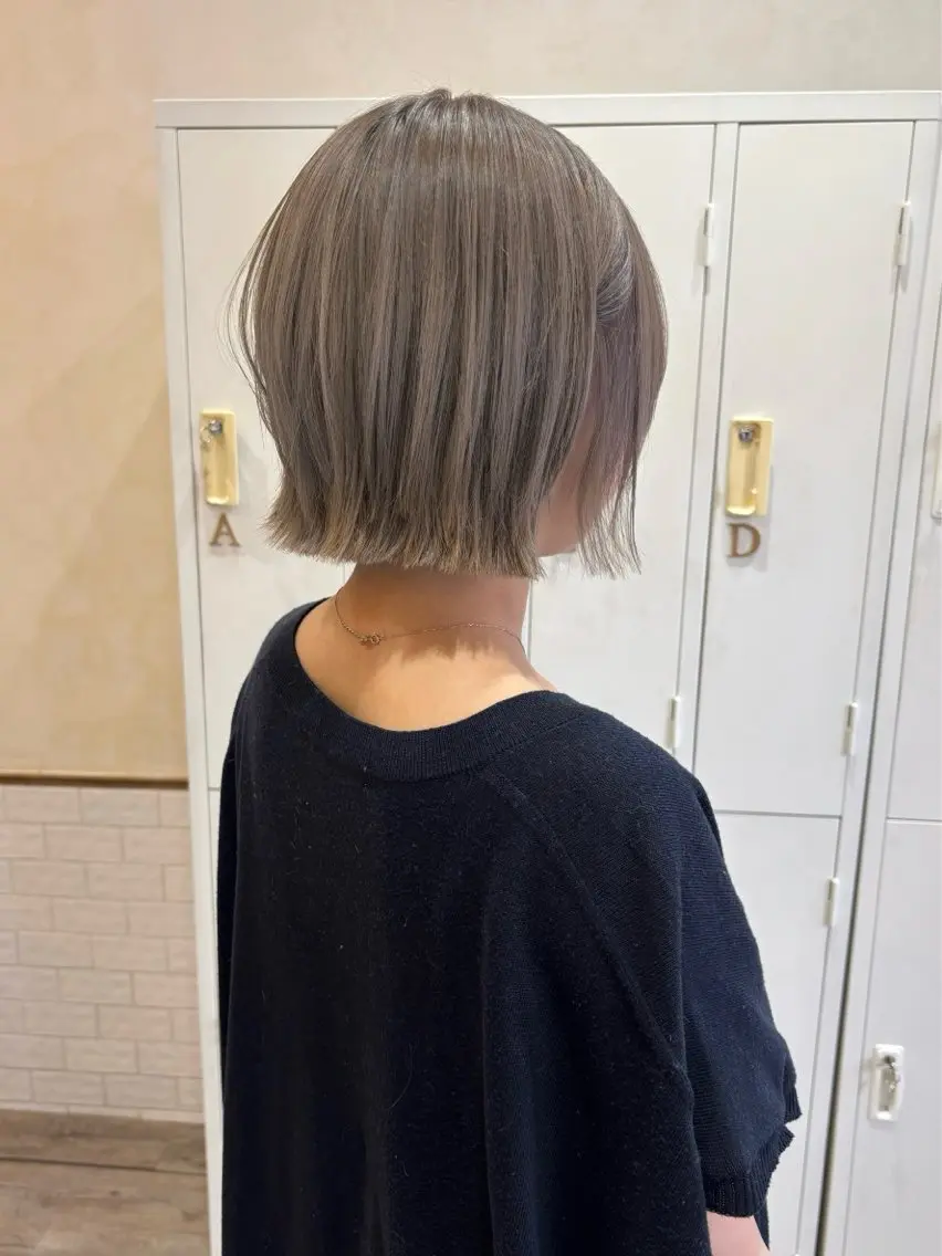 ショート カラー ボブレイヤー ブリーチ 透明感カラー グレージュ ボブ カット ヘアカラー ⌇ROMEO京橋店⌇ 鎌谷明星🪷のヘアスタイル