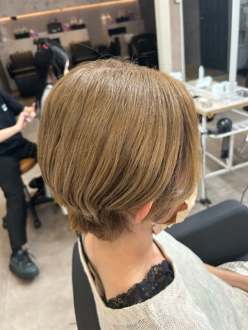 ショート カラー ベージュカラー ブリーチ ミルクティーベージュ ショートヘア トリートメント 石原 侑季のヘアスタイル
