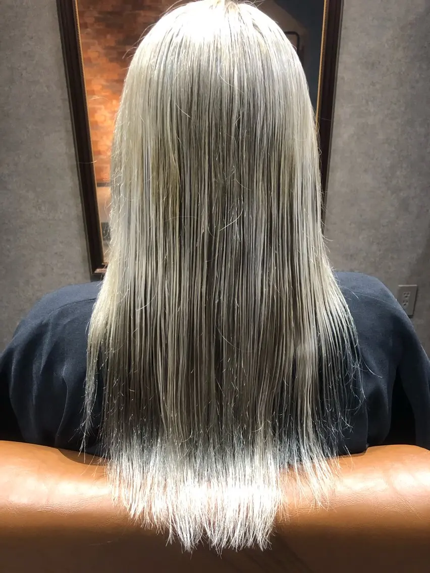 ロング カラー ブリーチ グレージュ ハイトーンカラー ハイトーングレージュ CAFNE ✂︎のヘアスタイル