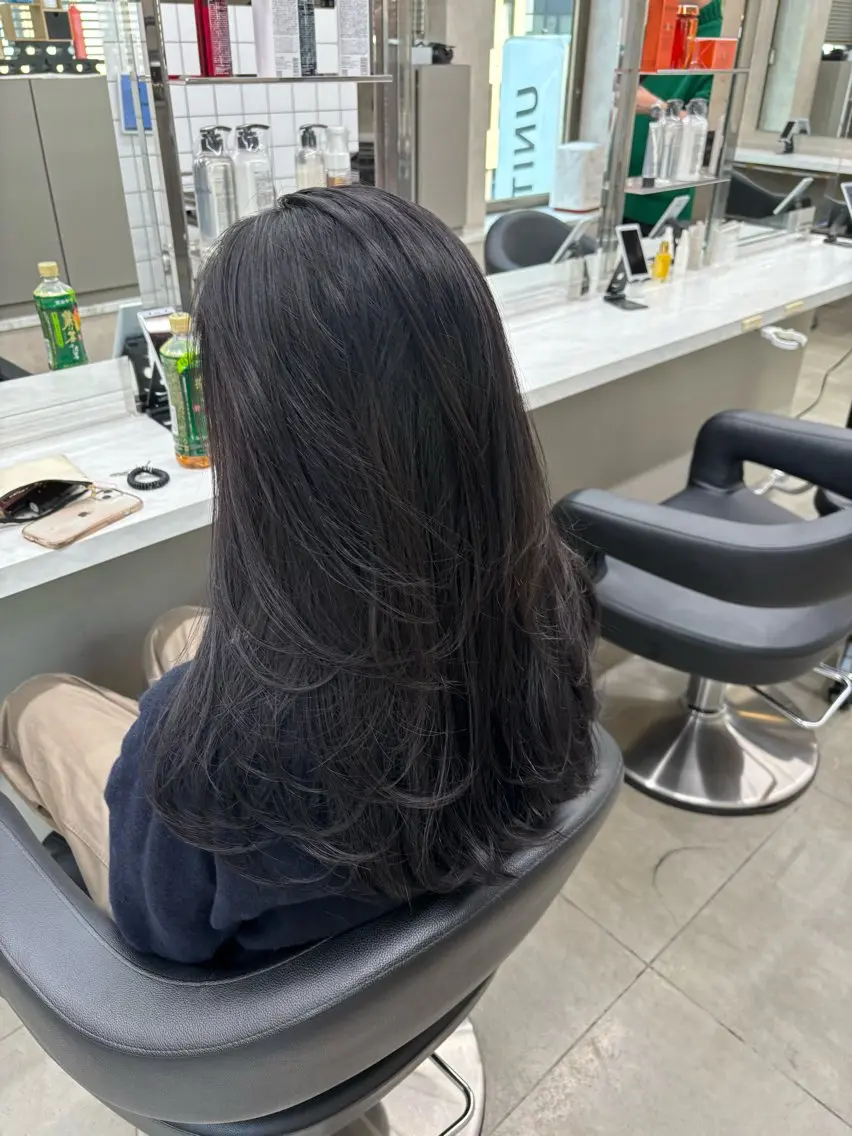 セミロング カラー 抜け感レイヤー︴ ニュアンスカラーのヘアスタイル