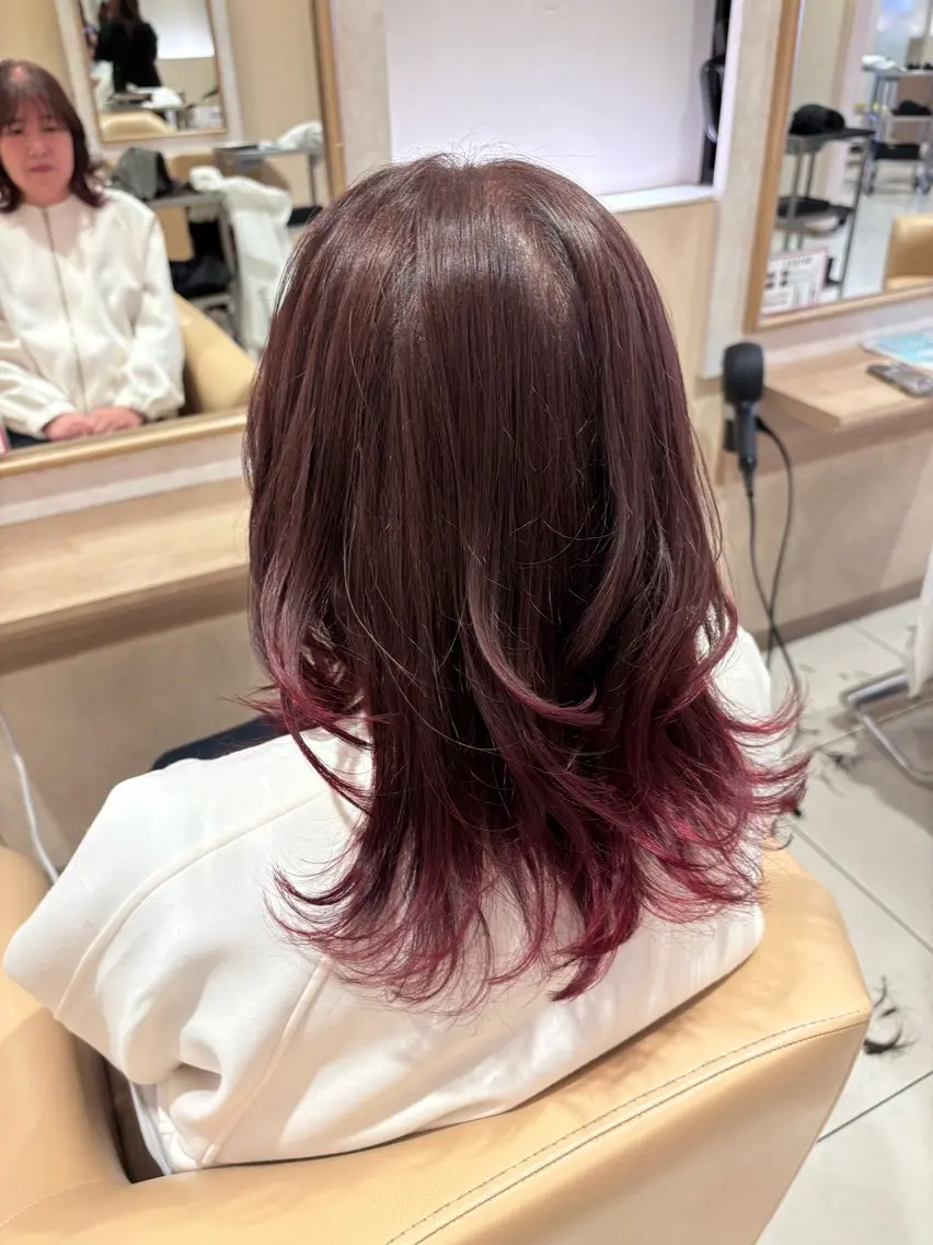 セミロング カラー ベージュカラー グラデーションカラー ピンクカラー レッドカラー レイヤーカット 高濱 ひなよのヘアスタイル