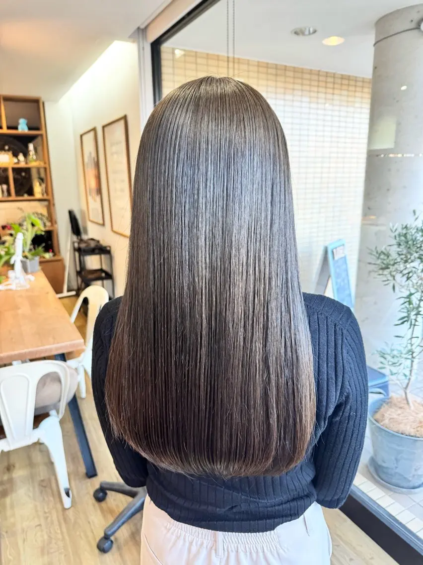 ロング カラー グレージュ オリーブグレージュ オリーブグレー カット ヘアカラー トリートメント ツキダテ ユイのヘアスタイル