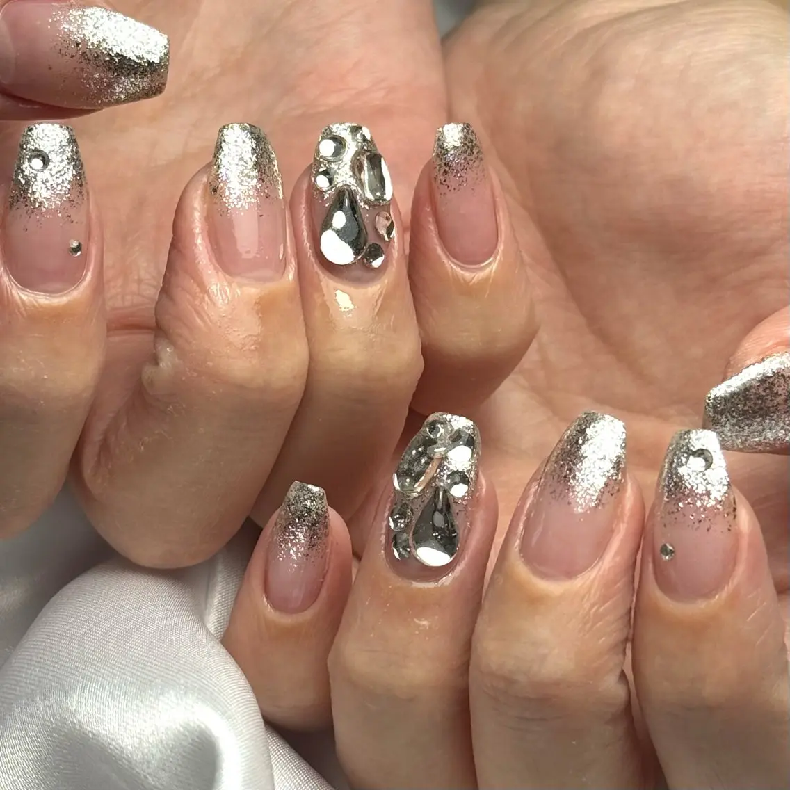 ネイル キラキラネイル ラメ(グリッター) ラメグラデーション シルバー ストーンネイル Ray nail natsu🎀のネイルデザイン