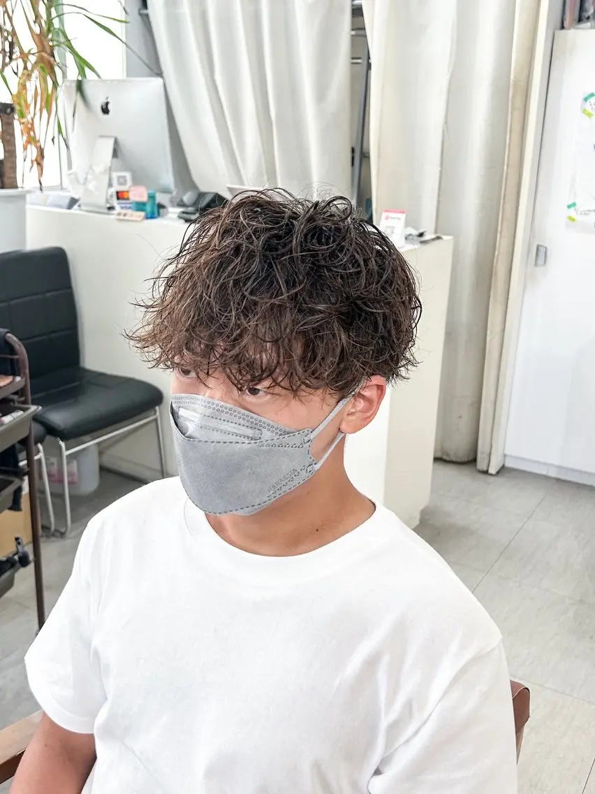 ショート パーマ メンズ マッシュ 刈り上げ 波巻きパーマ かんばら りょーいのヘアスタイル