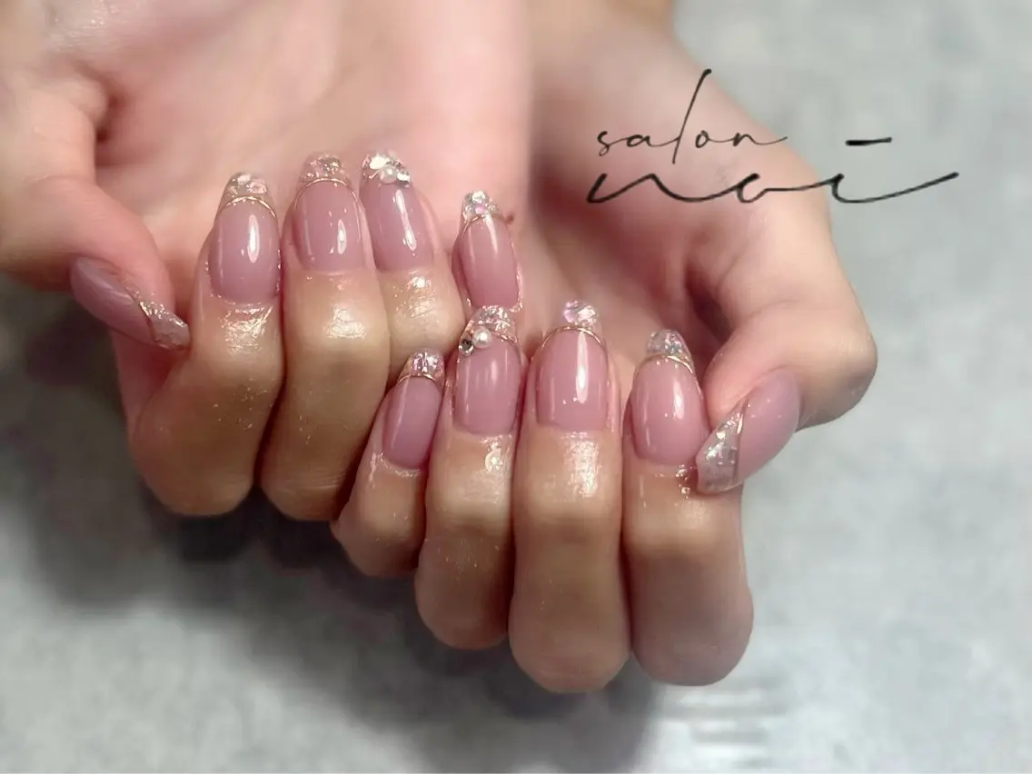 ネイル オーロラネイル フレンチネイル ガラスフレンチ ハンドネイル salon noiのネイルデザイン