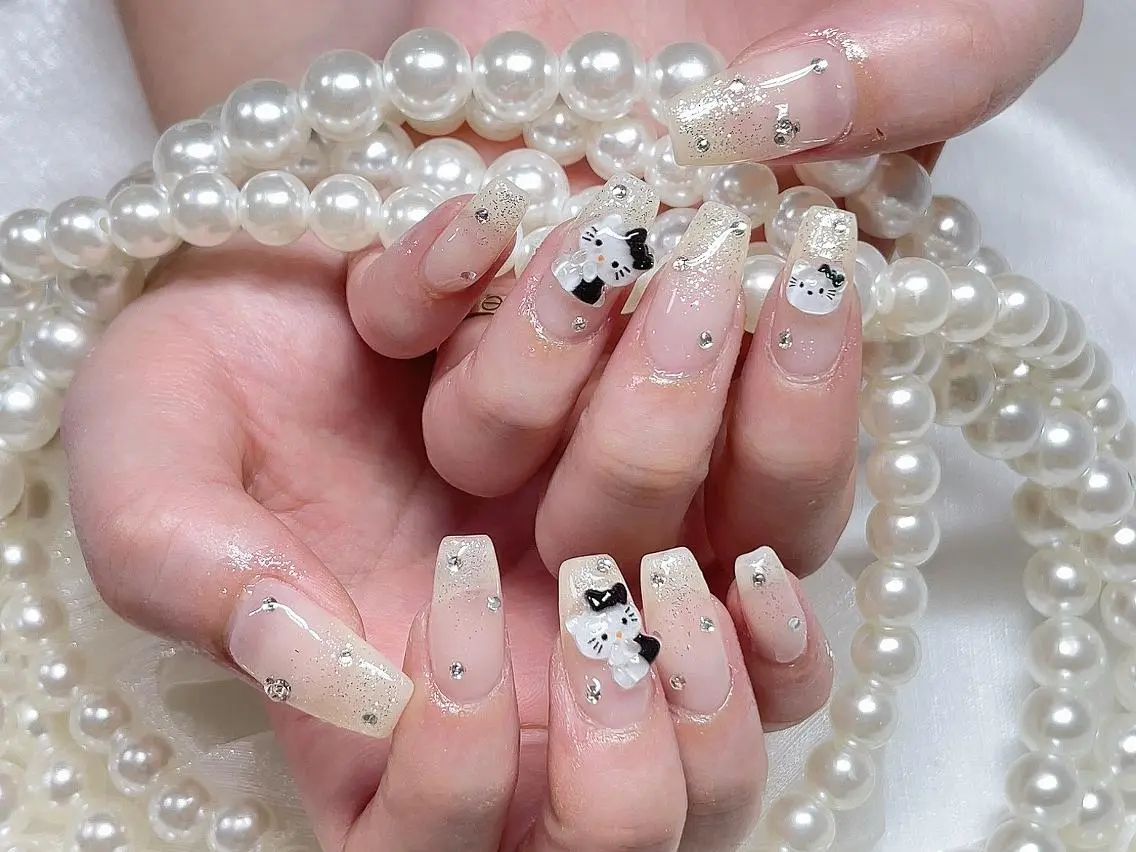 ネイル オーロラネイル 長さ出し フレンチネイル ガーリー キラキラネイル ハンドネイル Lucky nail salonのネイルデザイン