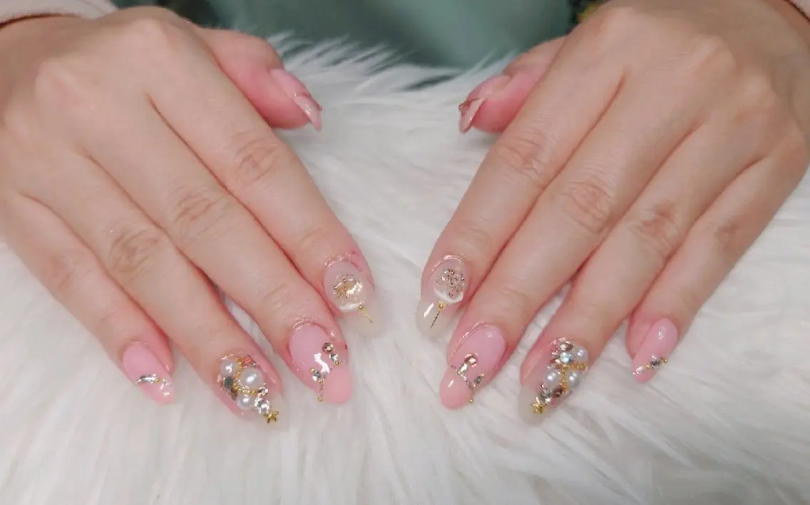 ネイル ストーンネイル 冬ネイル クリスマス ハンドネイル Beaubie nailサロンのネイルデザイン