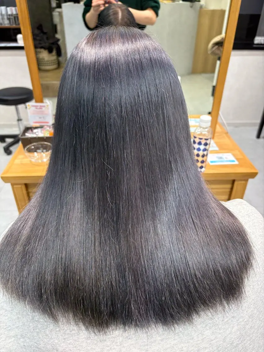 セミロング アッシュ 髪質改善 縮毛矯正 トリートメント 酸熱トリートメント ヘアカラー カラーモデル募集 🤍momoha🤍のヘアスタイル