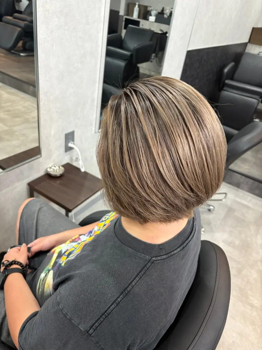 ショート カラー ベージュカラー ミルクティーベージュ カット ヘアカラー 韓国風レイヤー ハイトーンRYOTAのヘアスタイル