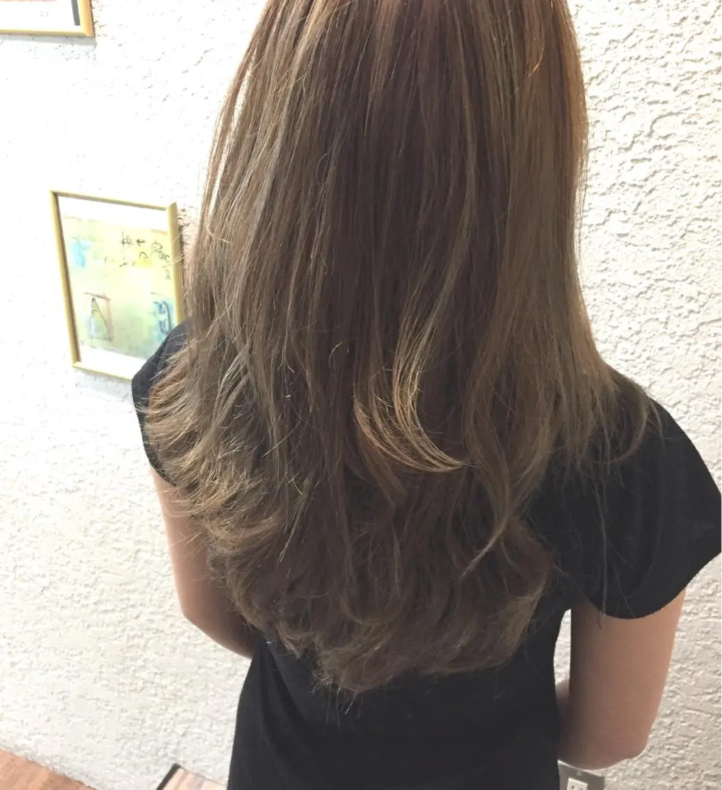 ロング カラー アッシュ ハイトーンカラー ミルクティーアッシュ mayo 🐄🌈のヘアスタイル