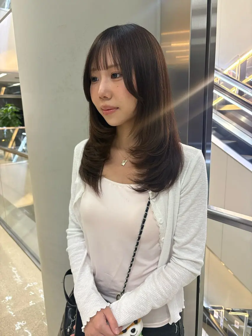 セミロング レイヤーカット 似合わせカット ‘AXIS Hinataのヘアスタイル