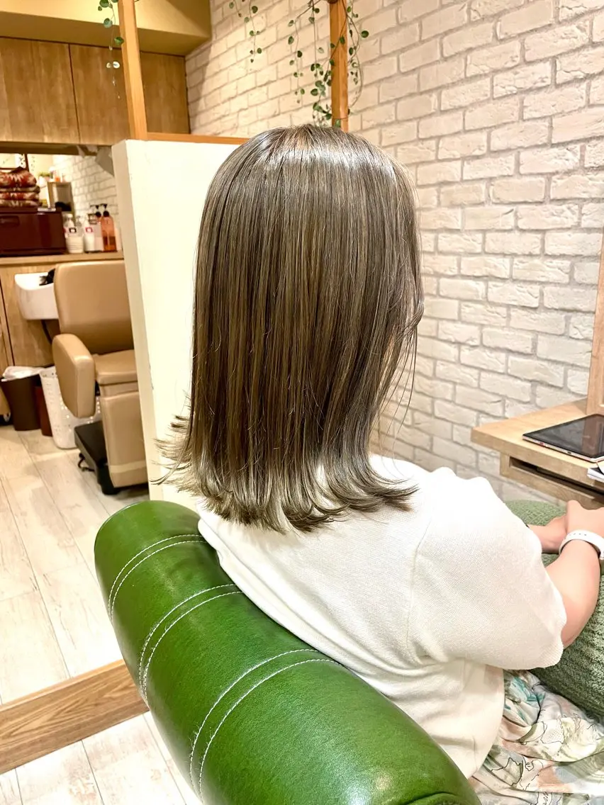 ミディアム カラー ベージュカラー ブリーチ オリーブベージュ 清水 有実子のヘアスタイル