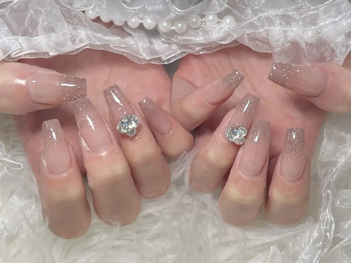 ネイル フラッシュネイル グラデーション キラキラネイル ラメ(グリッター) ラメグラデーション ハンドネイル FLY Nail Salonのネイルデザイン