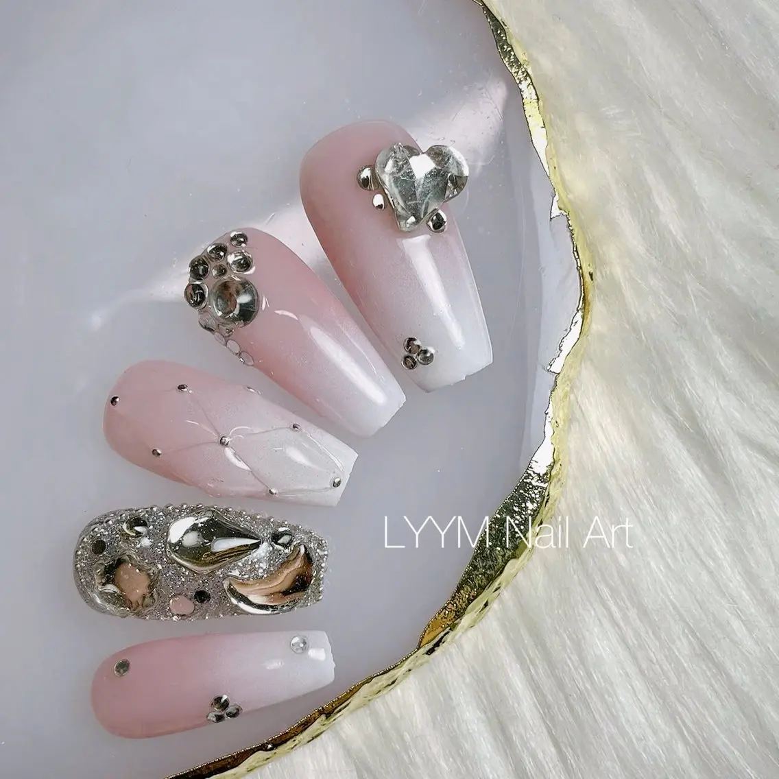 ネイル キラキラネイル ピンク LYYM Salonのネイルデザイン