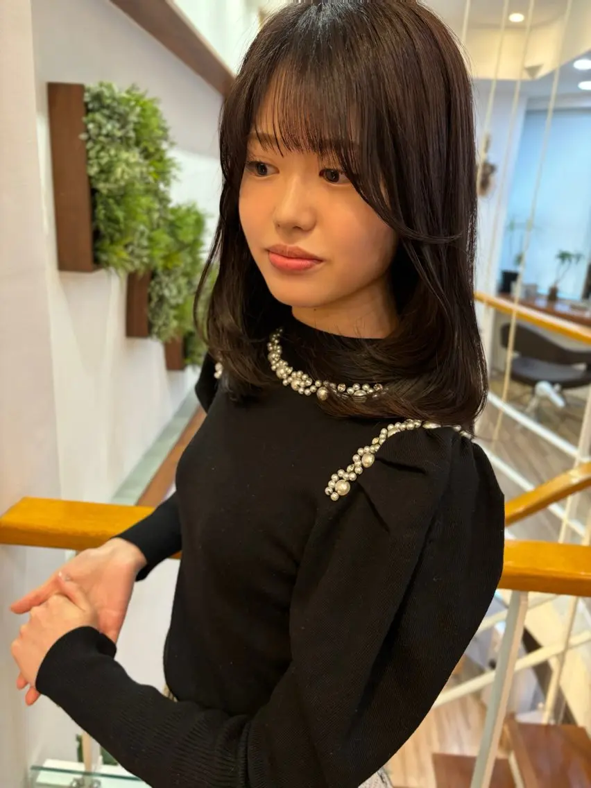 ミディアム カラー ミディアムレイヤー ブラウンカラー ナチュラルブラウン レイヤーカット カット ヘアカラー トリートメント レイヤーカット /透明感/千葉怜寿のヘアスタイル