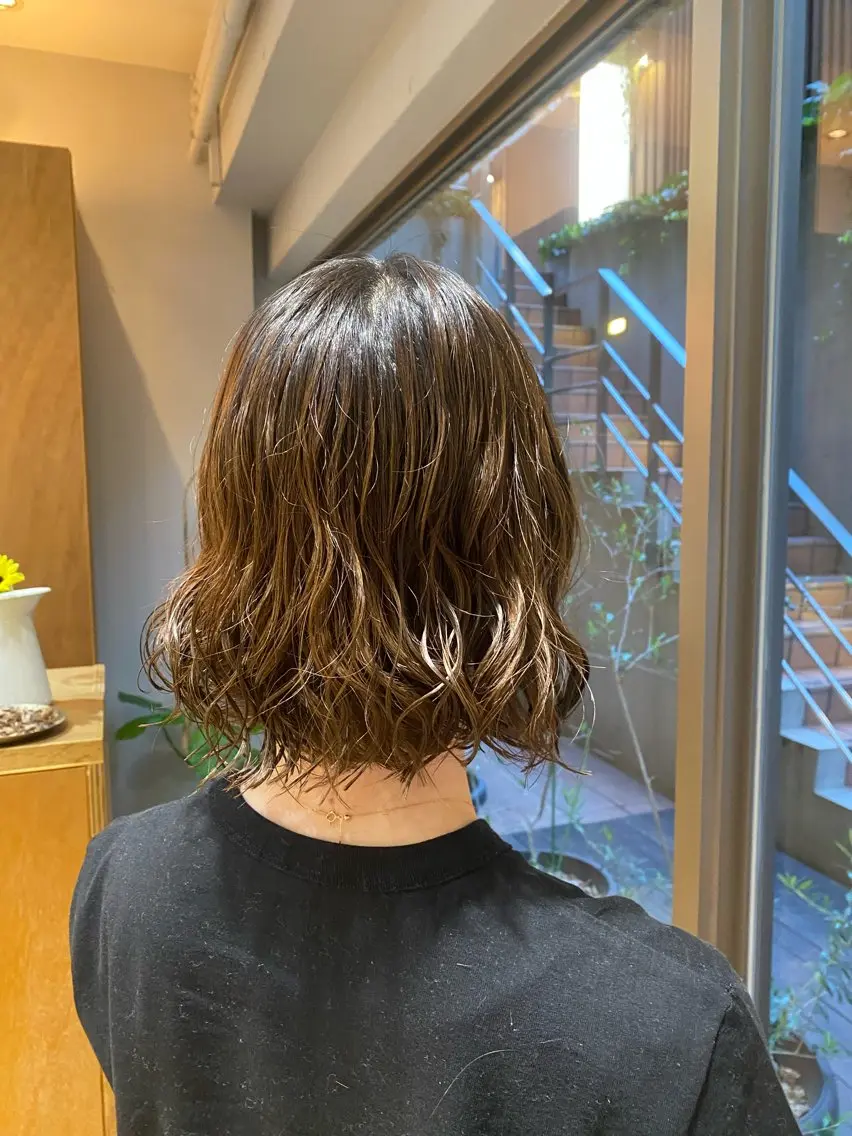 ショート ボブ カット パーマ 大人可愛い♡コテ巻き パーマ🌼杉田 萌恵のヘアスタイル