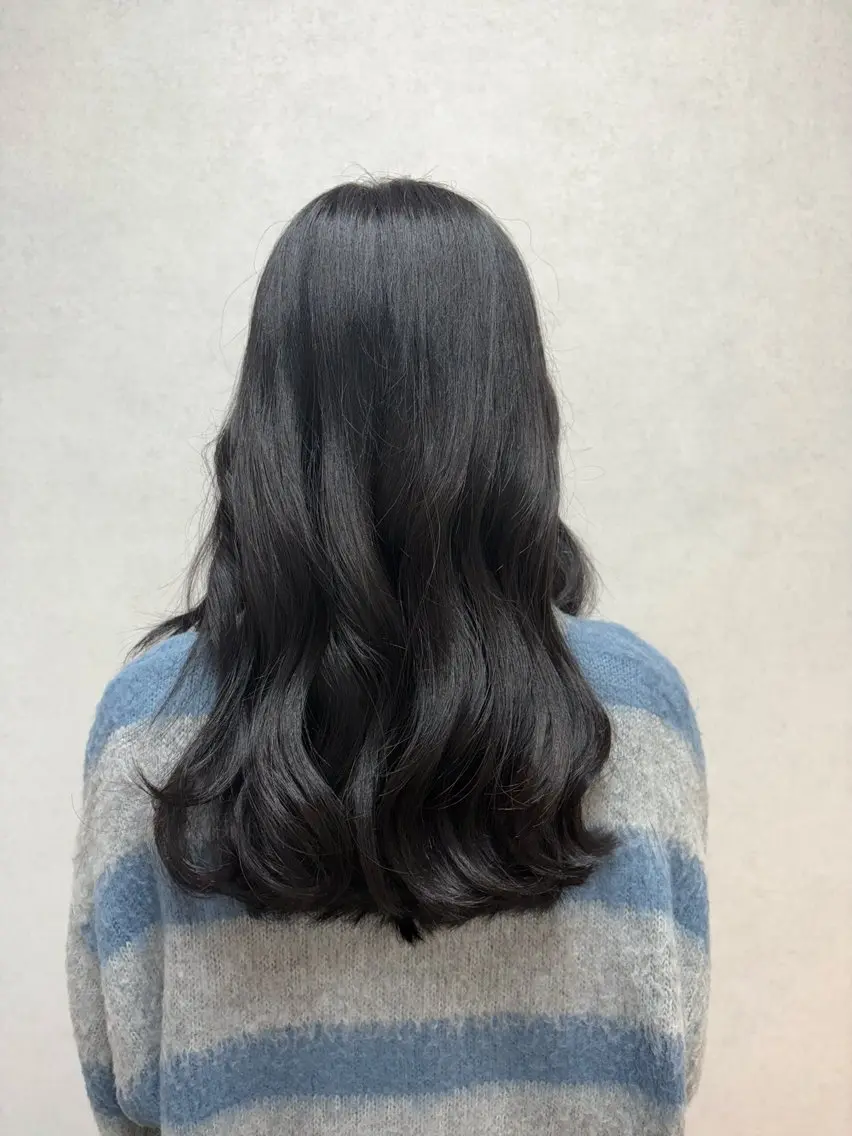 ロング カラー 黒髪 ブルーカラー ブルーブラック 透明感カラー 板垣 咲希のヘアスタイル