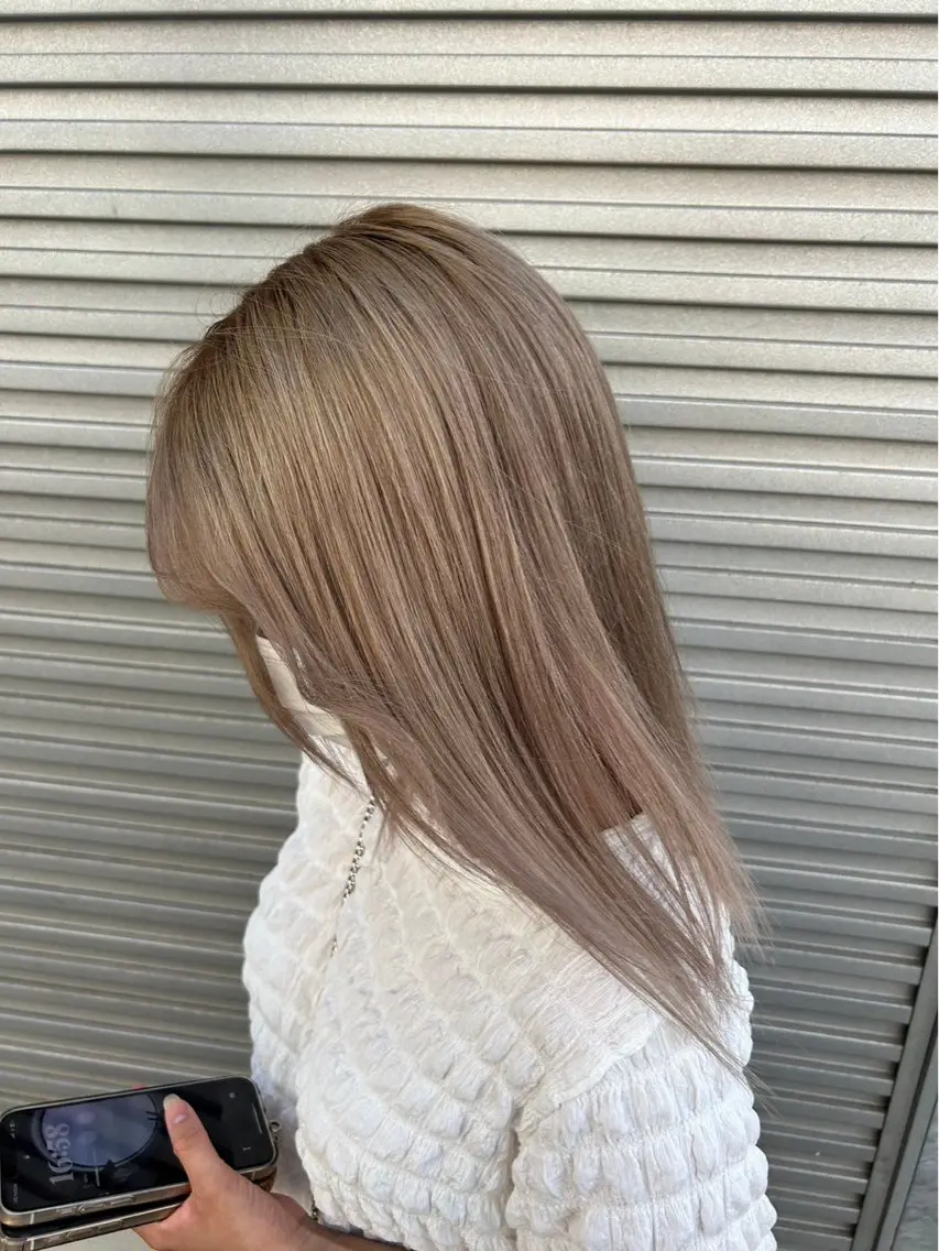 カラー momb 折戸結菜のヘアスタイル