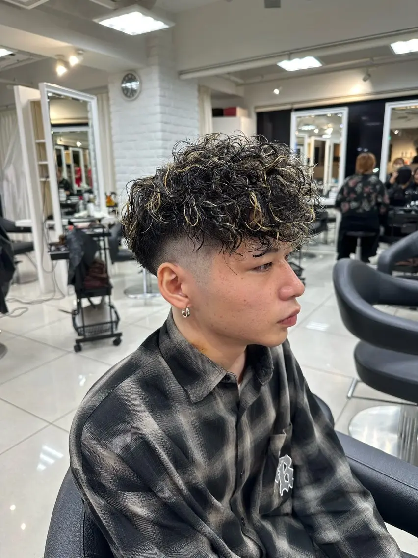 ショート カラー パーマ メンズ メンズハイライト スペインカール ハイライトカラー ハイライト カット ヘアカラー パーマ フェザーパーマ職人 🪶ryosukeのヘアスタイル