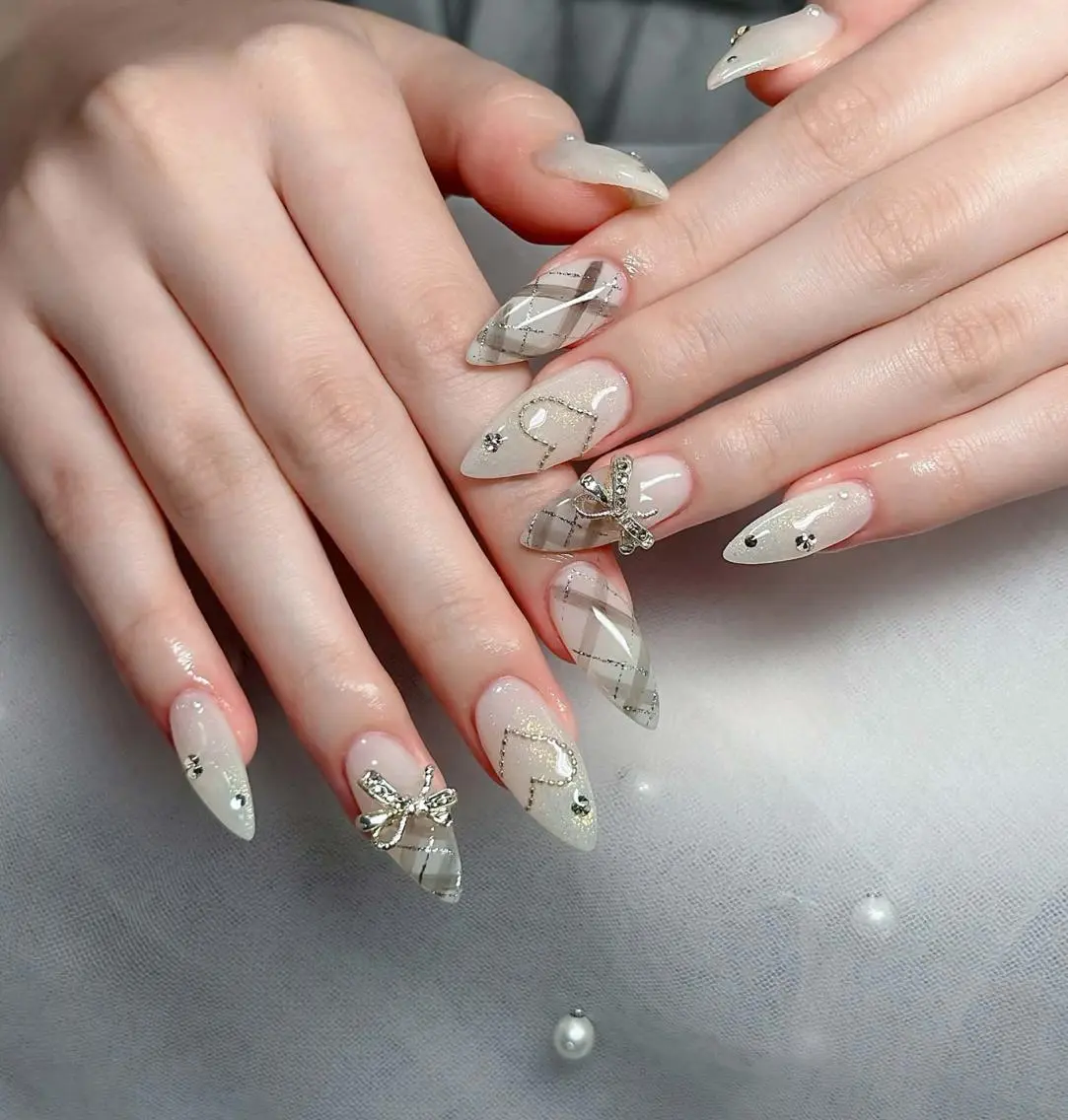 ネイル フレンチネイル ジェルネイル ガラスフレンチ ハロウィン ハート ハンドネイル Sakura h.babynailのネイルデザイン