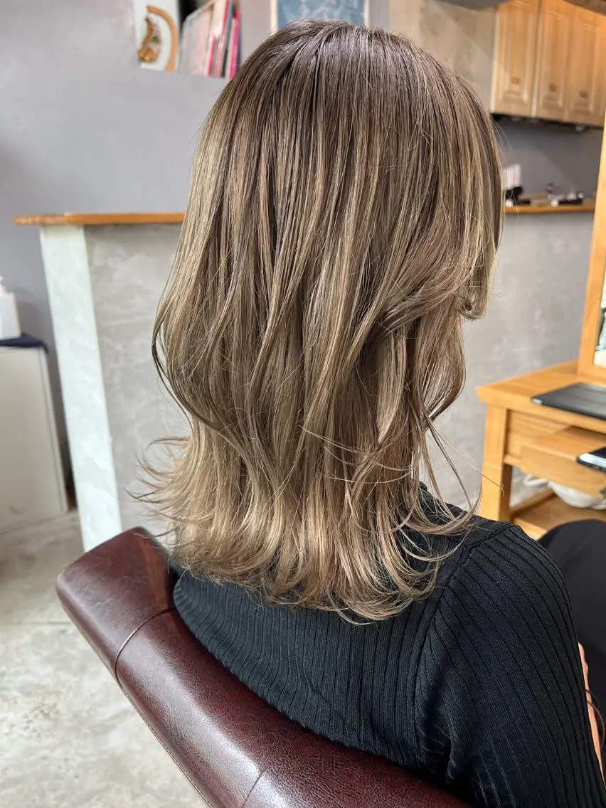 カラー 秋山 美奈のヘアスタイル