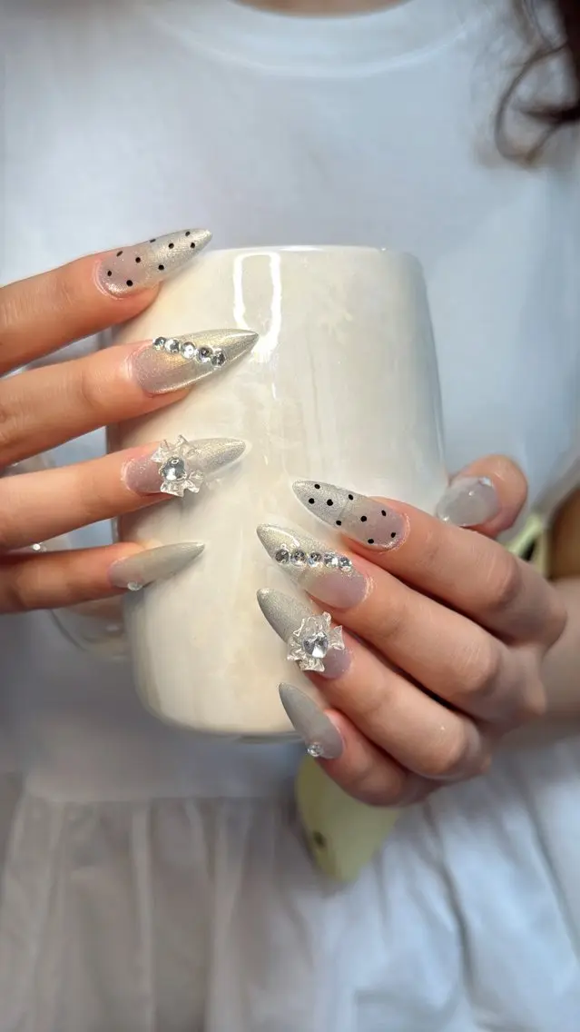 ネイル アートネイル オーロラネイル チークネイル フレンチネイル ガラスフレンチ 🎀YooLi Nail salonのネイルデザイン