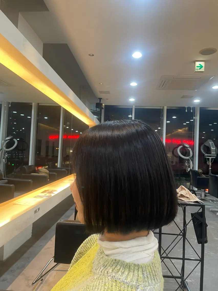 ミディアム カラー 黒髪 ブリーチ ブルーカラー ブルーブラック 磯崎 新のヘアスタイル