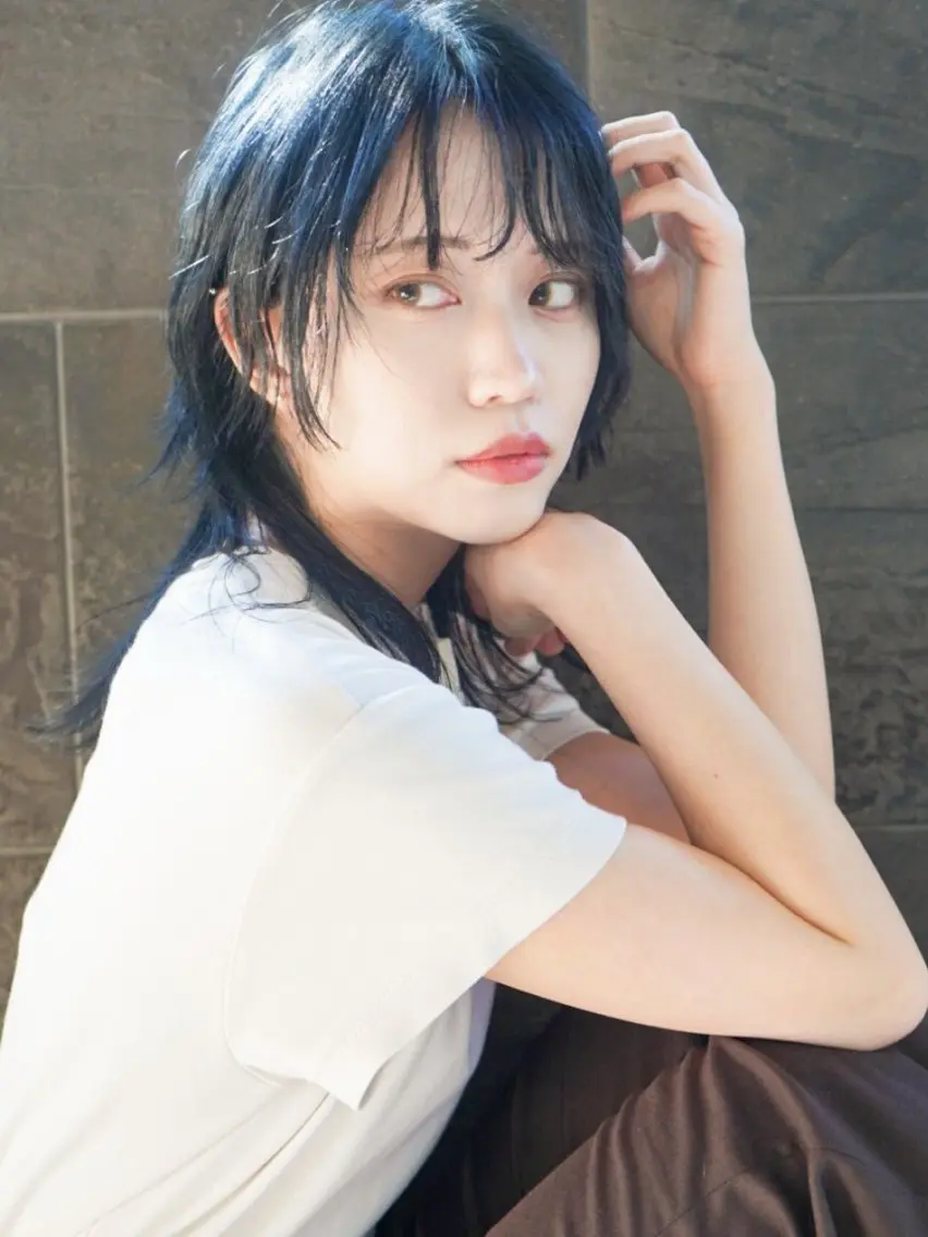 ミディアム カラー ヘアアレンジ ブルーカラー レイヤーカット ウルフカット ウルフレイヤー ivybyCIEL 女性専用サロンのヘアスタイル