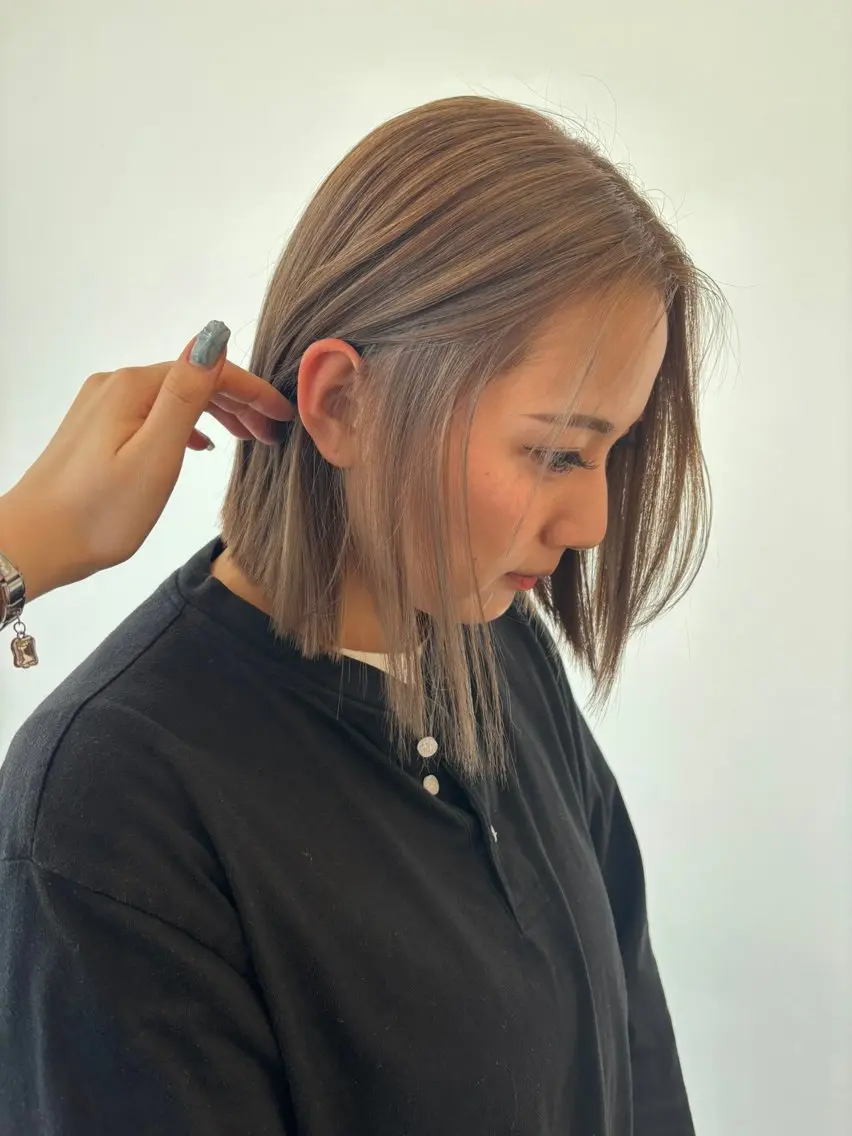 ショート カラー ベージュカラー ブリーチ グレージュ ヘアカラー トリートメント SARA高吉 華鈴のヘアスタイル
