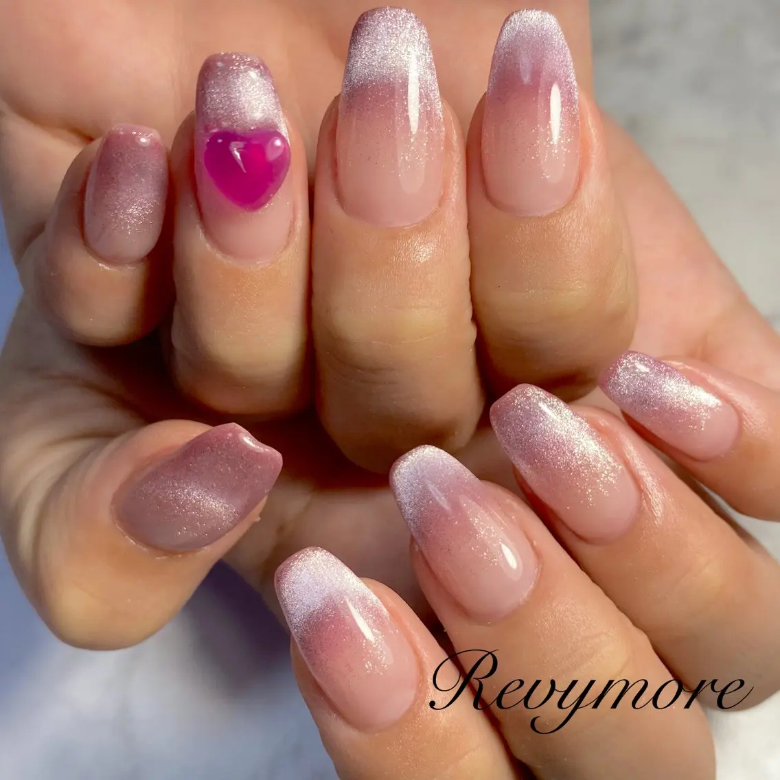 ネイル ジェルネイル グラデーション ハート キラキラネイル 韓国ネイル nail salon Revymoreのネイルデザイン