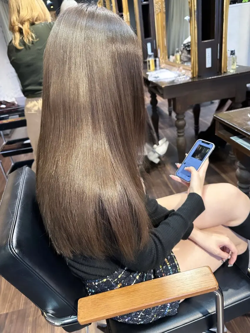 ロング カラー ヘアアレンジ ベージュカラー ブリーチ イヤリングカラー ハイトーンカラー ミルクティーベージュ カット ヘアカラー 縮毛矯正 トリートメント 髪質改善/レイヤー 縮毛矯正/ケラチン耀のヘアスタイル