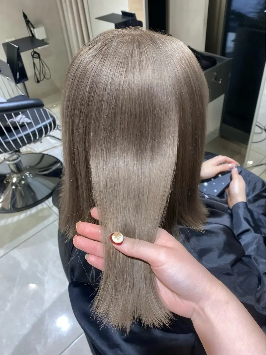 ミディアム ヘアカラー トリートメント 上品ハイトーン×艶 カラー🤍／ふうかのヘアスタイル