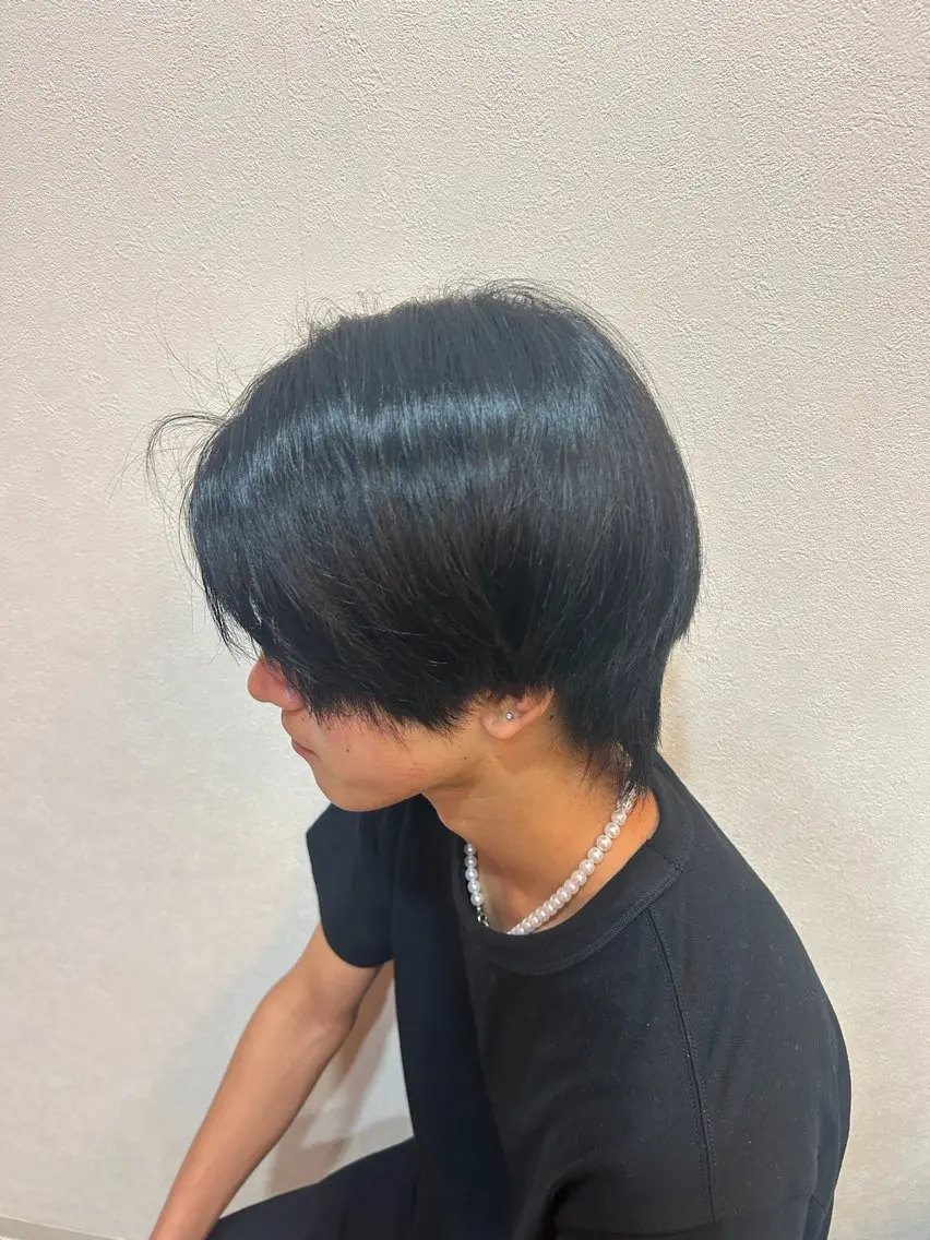 ショート カラー 黒髪 ブルーカラー ブルーブラック ヘアカラー 濵嶋 叶帆のヘアスタイル