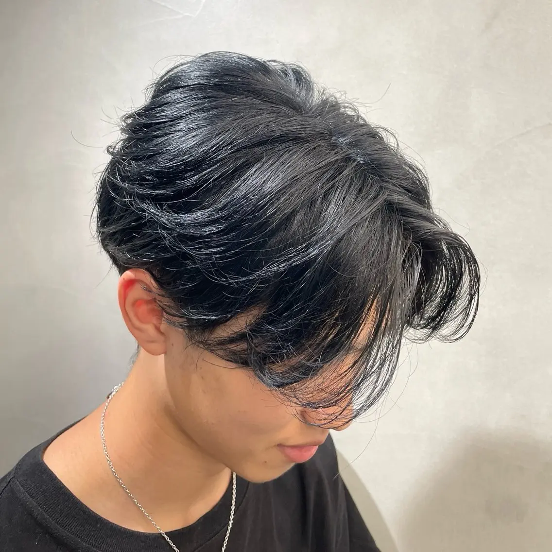 ミディアム カラー ヘアアレンジ メンズ 黒髪 ブルーカラー ブルーブラック fifth 石川 凪のヘアスタイル