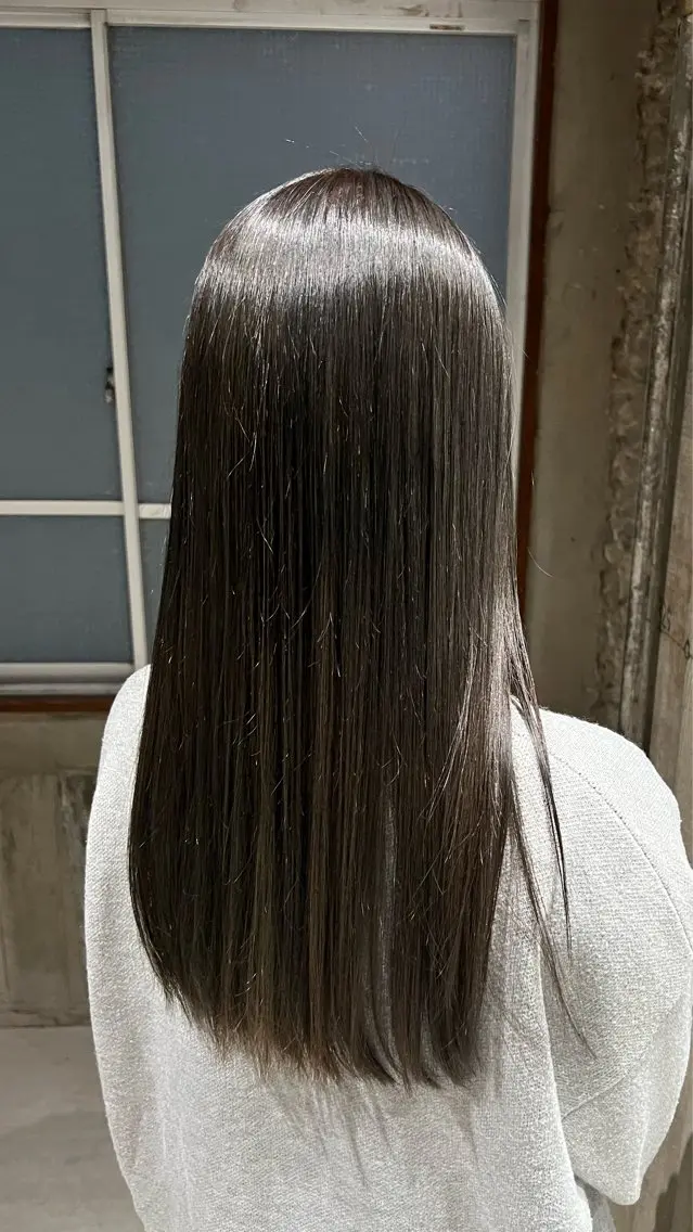 カラー ブリーチ グレージュ オリーブグレージュ オリーブグレー ヘアカラー 夏見 柚羽のヘアスタイル
