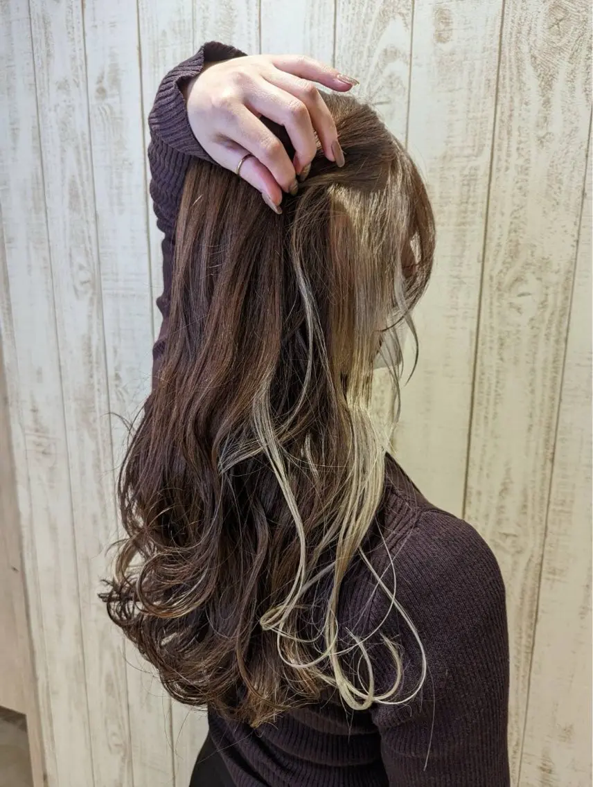 ロング カラー ブリーチ インナーカラー 服部 路代のヘアスタイル
