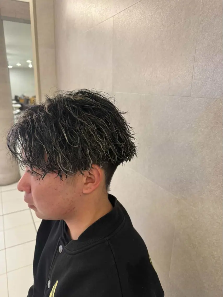 カラー パーマ メンズ メンズブリーチ メンズハイライト メンズメッシュ メンズパーマ ブリーチ ヘアカラー 郡山駅前メンズ特化 岩﨑大翼のヘアスタイル