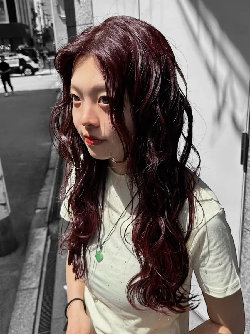 ロング カラー ボルドーカラー レッドカラー カット ヘアカラー トリートメント ura/デザイン/ ハイトーン/個性派のヘアスタイル