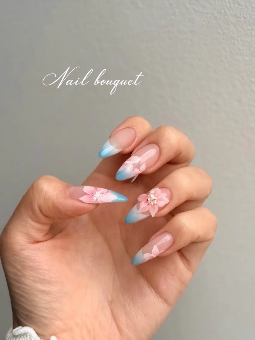 ネイル カジュアル ドット フラワーネイル フレンチネイル キラキラネイル ハンドネイル Nail bouquetのネイルデザイン
