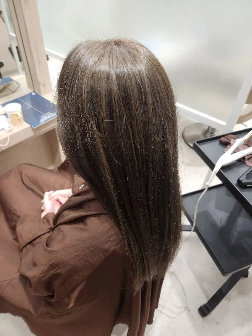 カラー ロング グレージュ オリーブグレージュ オリーブグレー ヘアカラー 鈴木 壮真のヘアスタイル