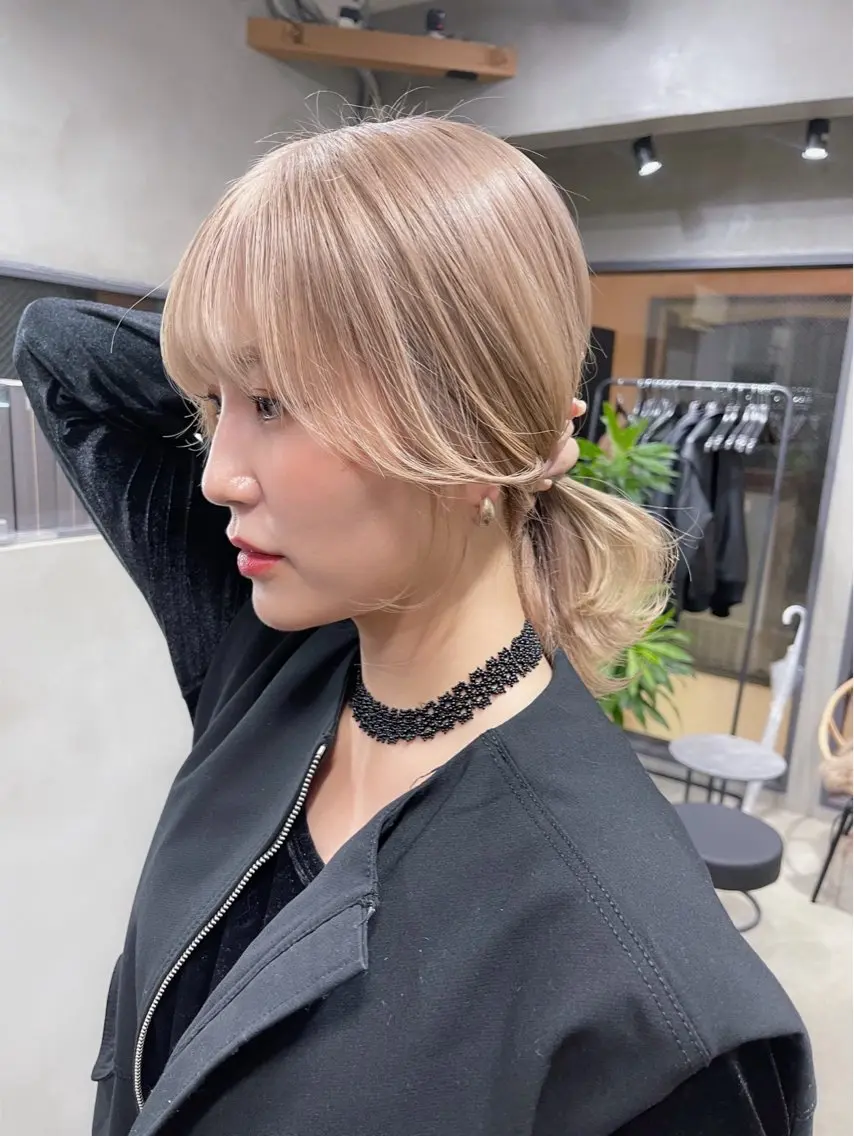 ミディアム カラー ハイトーンカラー 顔周りカット おくれ毛 AiM 大名　似合わせカットのヘアスタイル