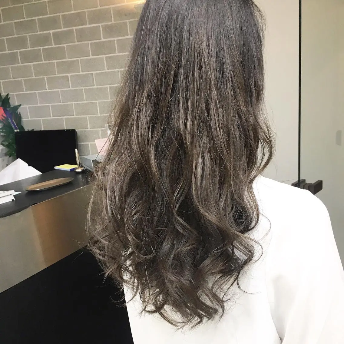 ロング カラー アッシュ アッシュグレー アッシュグレージュ グレージュ ハイライトカラー イシマル ナオヤのヘアスタイル