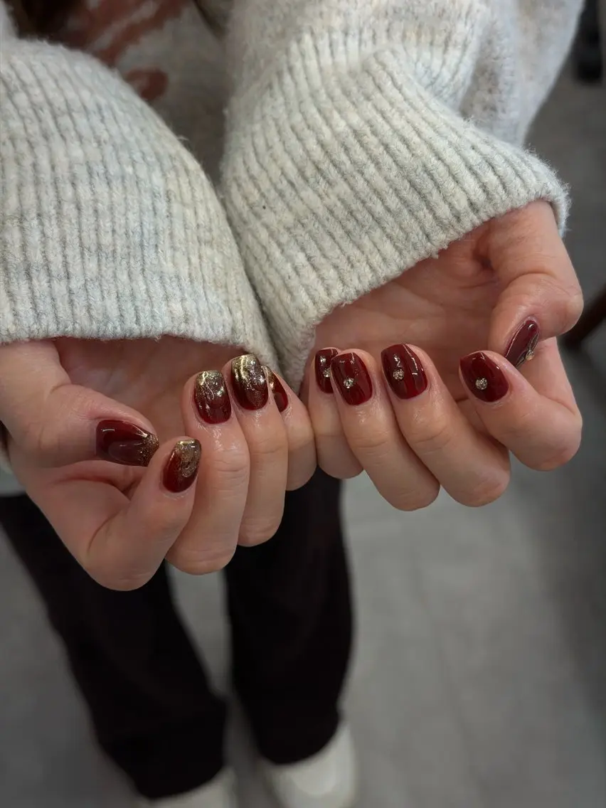 ネイル ボルドー フラッシュネイル ジェルネイル ゴールド マグネットネイル ハンドネイル ハンドケア Bana_ Nailのネイルデザイン