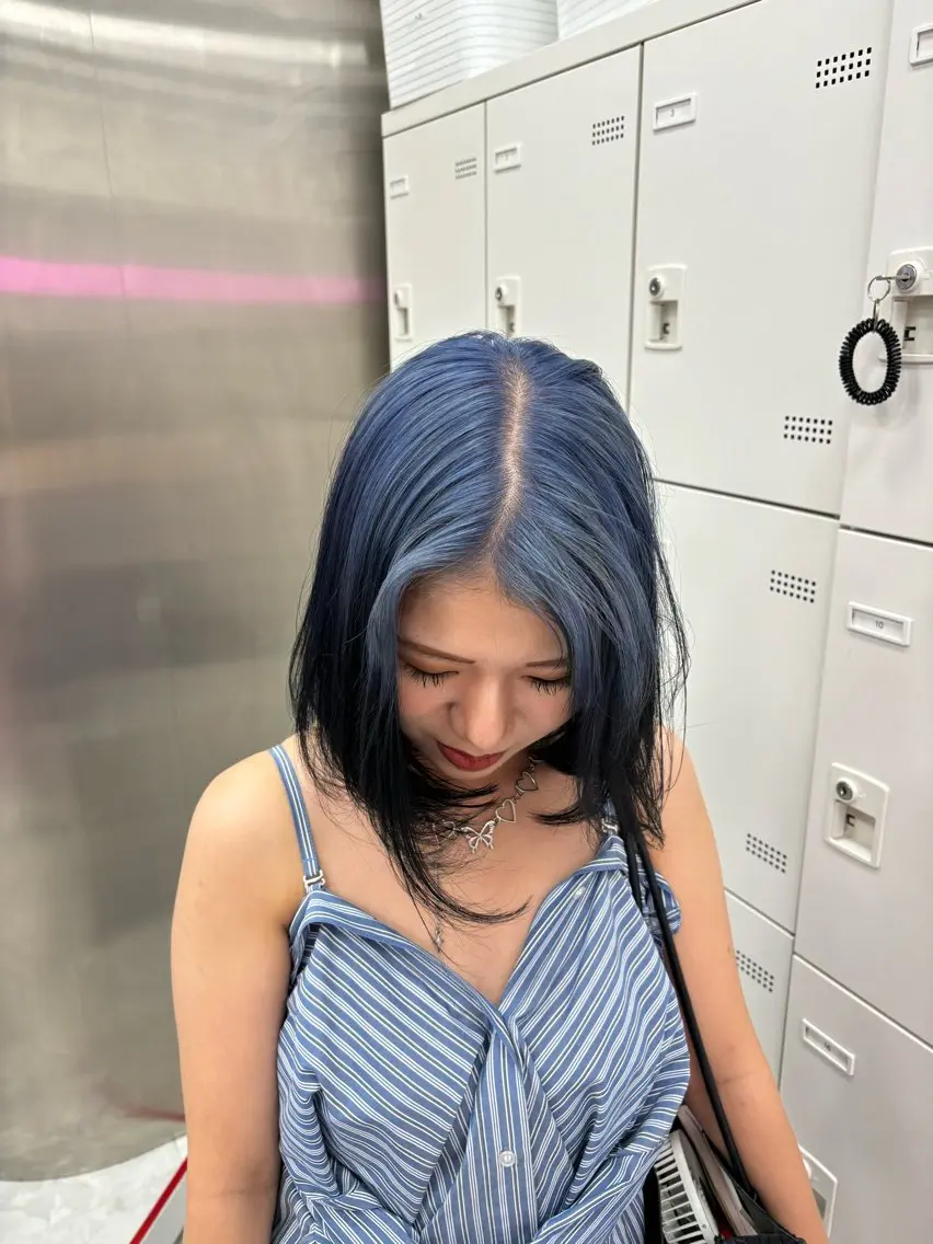 ミディアム カラー 抜け感レイヤー︴ ニュアンスカラーのヘアスタイル