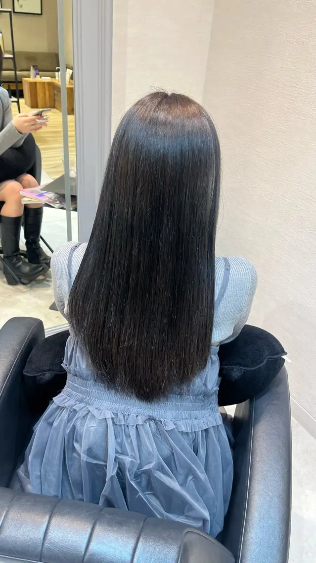 ロング カラー 黒髪 ブリーチ 𝑴𝑰𝑨🎀赤髪 /ピンク/髪質改善のヘアスタイル