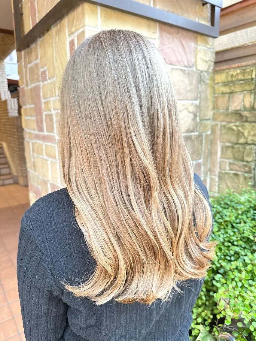 ロング カラー 西出 茉燦のヘアスタイル